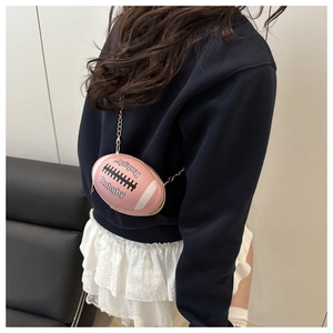 Detailansicht der pinkfarbenen Mini-Umhängetasche in Rugby-Form mit goldener Kette