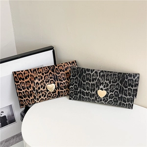 Pochettes enveloppes léopard avec boucles coeur dorées en motifs animaliers marron et gris