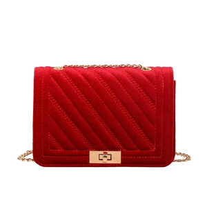 Rote Samt-Stepptasche mit goldener Kette und Metallverschluss für Damen 2025