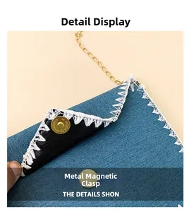 Détail de sac en denim bleu avec fermoir magnétique doré et coutures en zigzag blanches