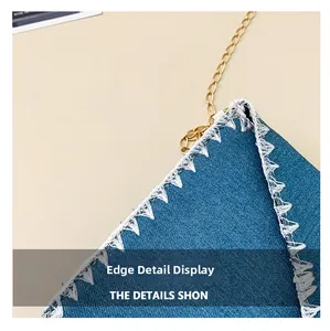 Gros plan d'un sac en denim bleu avec détails de franges blanches et chaîne dorée