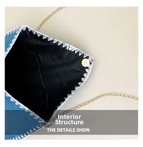 Détail montrant la structure interne du sac en denim bleu avec chaîne dorée et fermoir aimanté