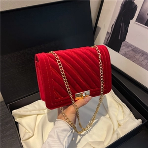 Sac bandoulière élégant en velours rouge avec matelassage en V et chaîne dorée