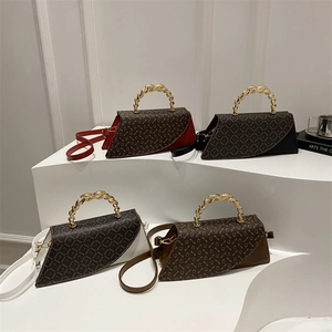 Vintage retro metallic handle handbag with monogram pattern and leather拼接 crossbody bag