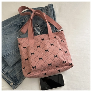Détails du sac cabas en velours côtelé rose avec nœud noir brodé et motif de losanges