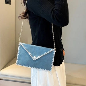 Sac Bandoulière Enveloppe en Denim pour Femmes Sac à Épaule Minimaliste avec Chaîne en Métal pour Tablette Magazine Téléphone