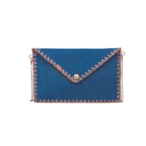 Sac enveloppe en denim bleu avec chaîne dorée et coutures décoratives de style vintage