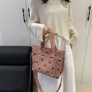 Sac fourre-tout en velours côtelé rose à motifs de nœuds noirs avec bandoulière réglable