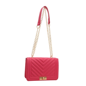 Sac bandoulière matelassé magenta avec coutures en V et fermoir tournant doré