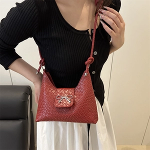 Sac demi-lune rouge tissé pour femme avec boucle nœud argentée et bandoulière élégante