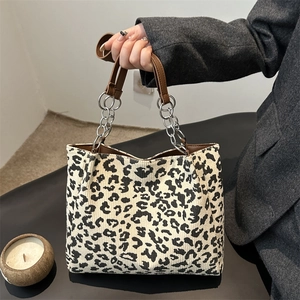 Sac Tote pour Femmes Imprimé Léopard en Velours Côtelé Sac à Épaule Grande Capacité Avec Chaîne Métallique Mode Quotidienne