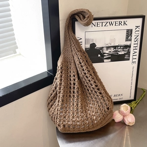 Borsa tote marrone lavorata a maglia con design traforato e tracolla larga estiva