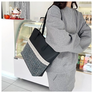 Detailansicht der Ethno-Patchwork-Tasche mit Stickerei und Tweed-Textur am Modell