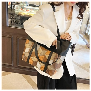 Detail der Vintage-Tote-Bag mit geometrischem Patchwork in einer Boutique-Lifestyle-Szene