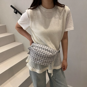Sac de poitrine rétro à carreaux pour femme avec bandoulière réglable au style minimaliste