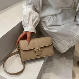 Elegante borsa beige motivo coccodrillo con fibbia in bambù dorato e tracolla sottile