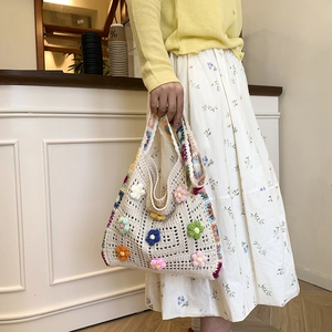 Sac fourre-tout au crochet fait main avec fleurs 3D et anses tissées à rayures