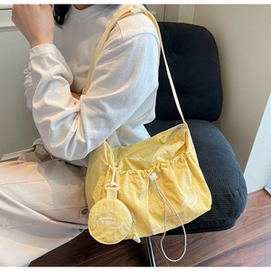Gelbe Tote Bag mit Kordelzug aus Knitter-Nylon inklusive passender kleiner Münztasche