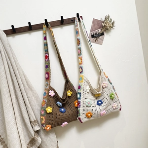 Sac bandoulière fait main au crochet avec fleurs 3D et sangle tissée colorée