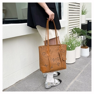 Vue détaillée du sac cabas marron avec imprimé lettres et pochette assortie en cuir