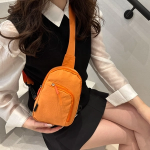 Sac de poitrine en nylon imperméable orange pour le sport décontracté et les trajets
