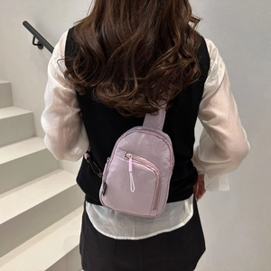 Sac de poitrine en nylon violet clair résistant à l'eau pour les trajets d'été