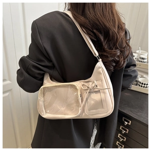 Détail du sac ita en similicuir crème avec fenêtre en PVC et petit nœud décoratif
