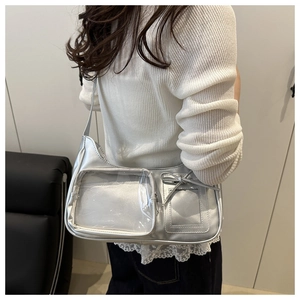 Détail du sac ita argenté métallisé avec fenêtre PVC transparente et nœud décoratif