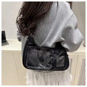 Détail du sac hobo en cuir PU noir avec poche frontale en PVC transparent et un nœud
