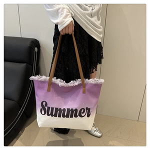 Detail der lila Farbverlauf Canvas Tote Bag mit Fransenrand und Summer Aufdruck