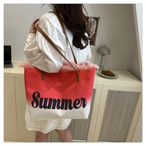 Detail der rot-weiß verlaufenden Canvas-Tasche mit Fransen und Summer-Schriftzug