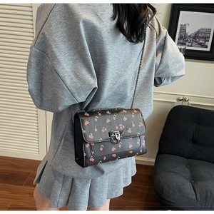 Petit sac carré noir à imprimé cerise avec bandoulière en chaîne métallique