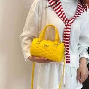 Sac à Main pour Femme en Cuir PU Matelassé de Cœur Mini Sac Boston Cylindrique Avec Nœud Sac à Bandoulière Polyvalent