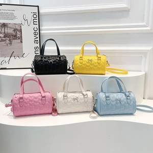 Mini sacs Boston matelassés avec motif cœur en cinq couleurs et nœud élégant