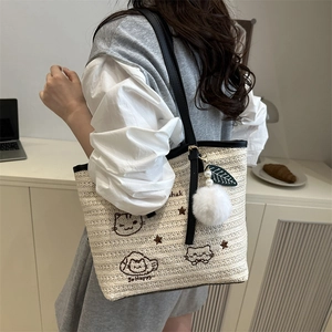 Grand sac cabas tressé d'été avec broderie chat et bandoulières en cuir noir chic