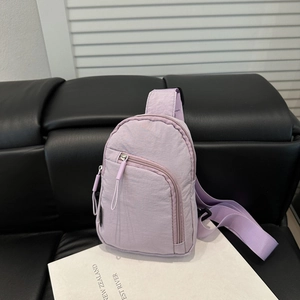 Sac de poitrine minimaliste en nylon lavande avec deux compartiments zippés et bandoulière