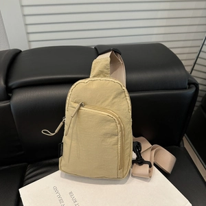 Sac de poitrine minimaliste en nylon beige avec bandoulière réglable et poches zippées