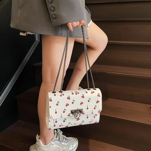 Sac bandoulière blanc à motif cerise avec chaîne argentée et fermoir métallique