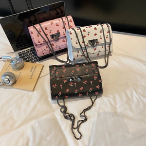 Sacs carrés à chaîne avec imprimé cerise en rose, blanc et noir en cuir PU brillant
