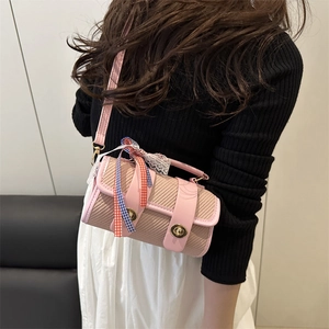 Sac bandoulière tissé cylindrique rose avec nœud à carreaux et bandoulière en cuir