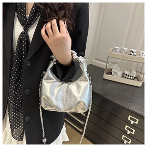Metallisch silberne Handtasche mit Raffungen und einem schicken Ketten-Schultergurt