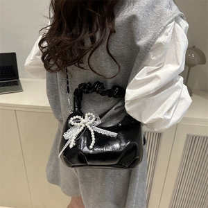 Glänzende schwarze Handtasche mit Falten-Griff, Perlenbogen und weißem Spitzendetail