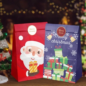 Détail de sacs cadeaux de Noël avec motifs de Père Noël et autocollants de scellage