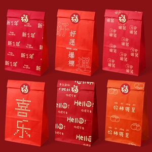 Detailweergave van zes feestelijke geschenkzakjes met rode stickers en gouden tekst