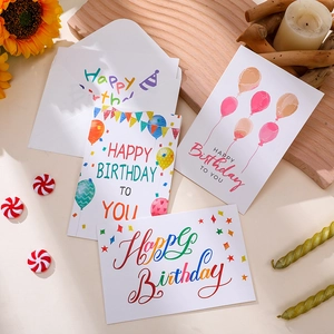 Handgezeichnete Happy Birthday Grußkarten mit bunten Ballons und weißen Umschlägen