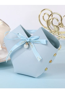Detail der hellblauen Kunstleder-Hochzeitstasche mit Perle und Satinband-Schleife