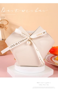 Makroansicht der cremefarbenen Hochzeitssüßigkeitentüte aus Leder mit Perlenanhänger