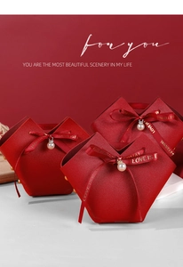 Details von roten Hochzeits-Geschenktüten aus Leder mit Seifenschleife und Perle