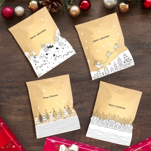 Vier festliche Weihnachts-Papiertüten aus Kraftpapier mit Merry Christmas Motiven und Dekor