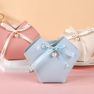 Europäische Hochzeits-Geschenktüten aus Leder mit Schleifen und Perlenanhängern in 3 Farben